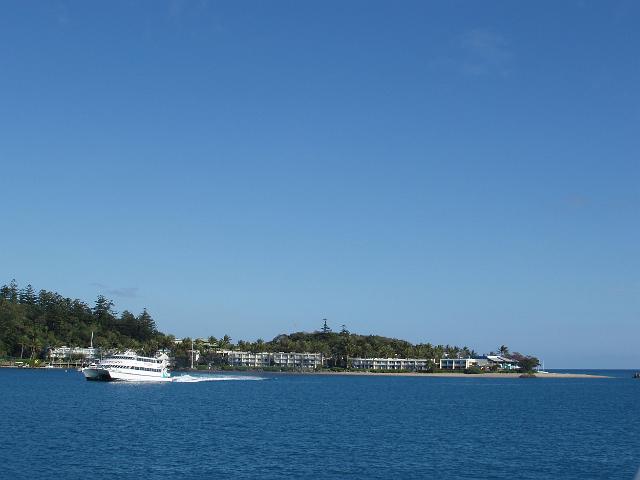 a ferry speeding away from daydream island, tropical north queensland