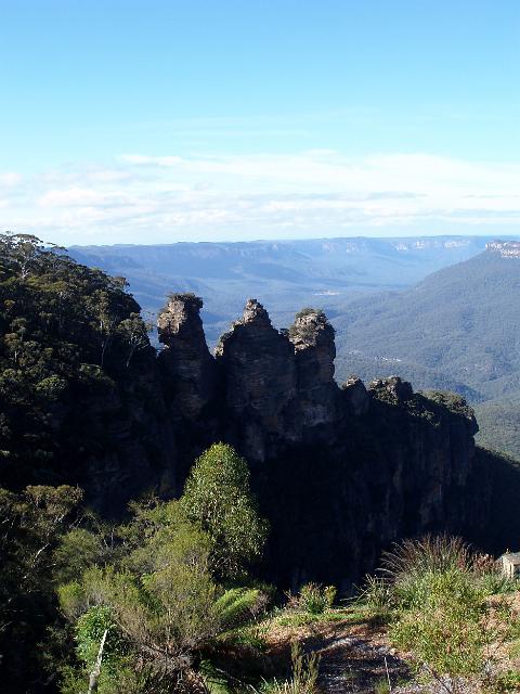 Meehni, Wimlah, Gunnedoo are the names of the three peaks in the three sisters rock formation which stands above the Jameson valley in the Blue mountains national park