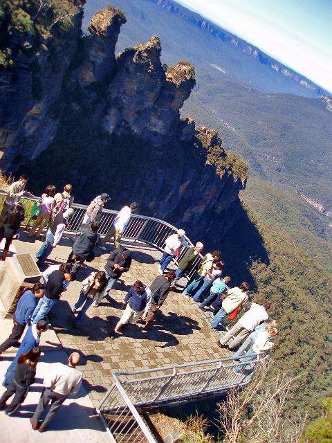 crowds of tourists viewing the blue mountains and the three sisters from the echo point lookout
