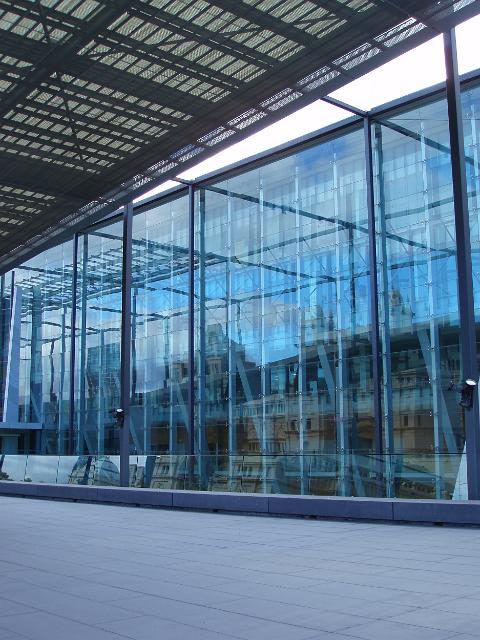 melbourne meuseum, reflections in the glass wall of a modern building